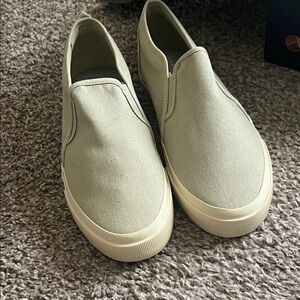 Everlane Canvas Athletic Sneakers in Cream